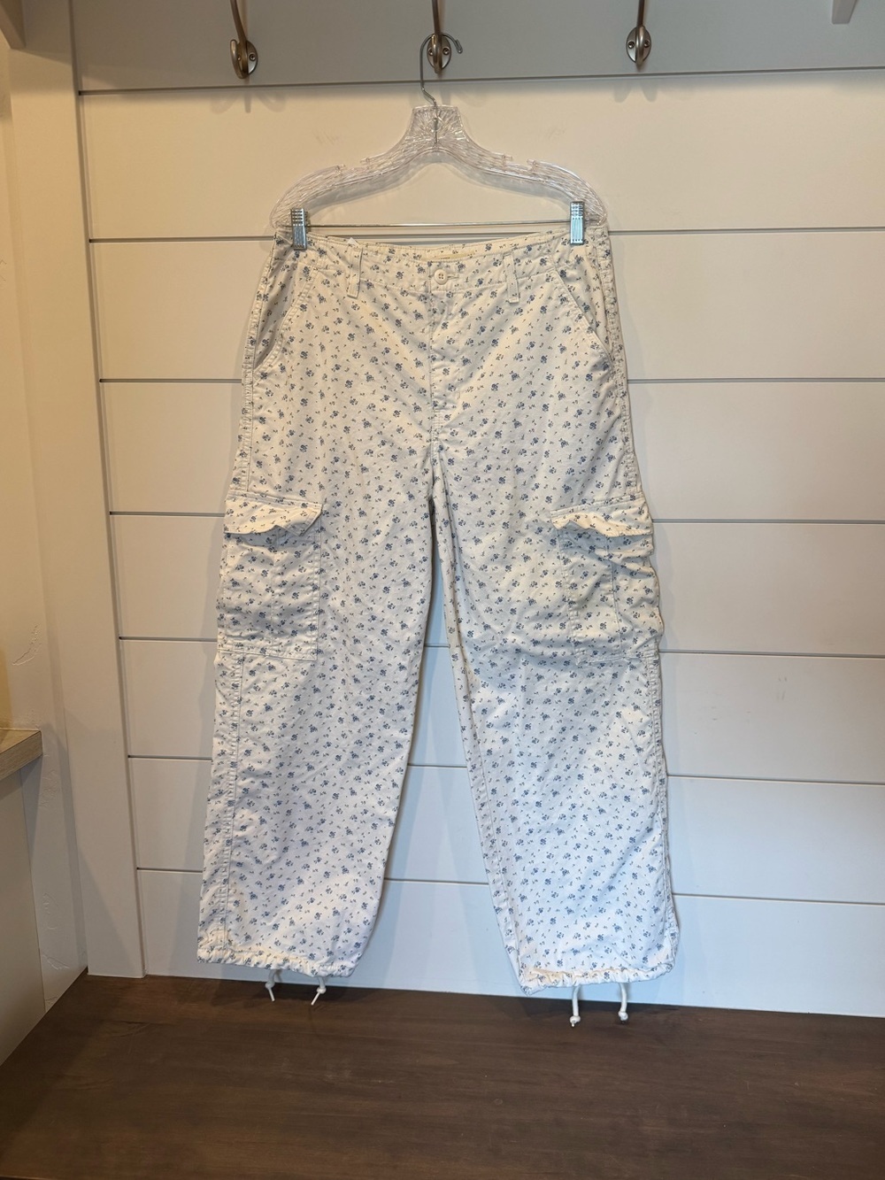 Levi’s Isabel Floral White ‘94 Baggy Cargo Pants 31